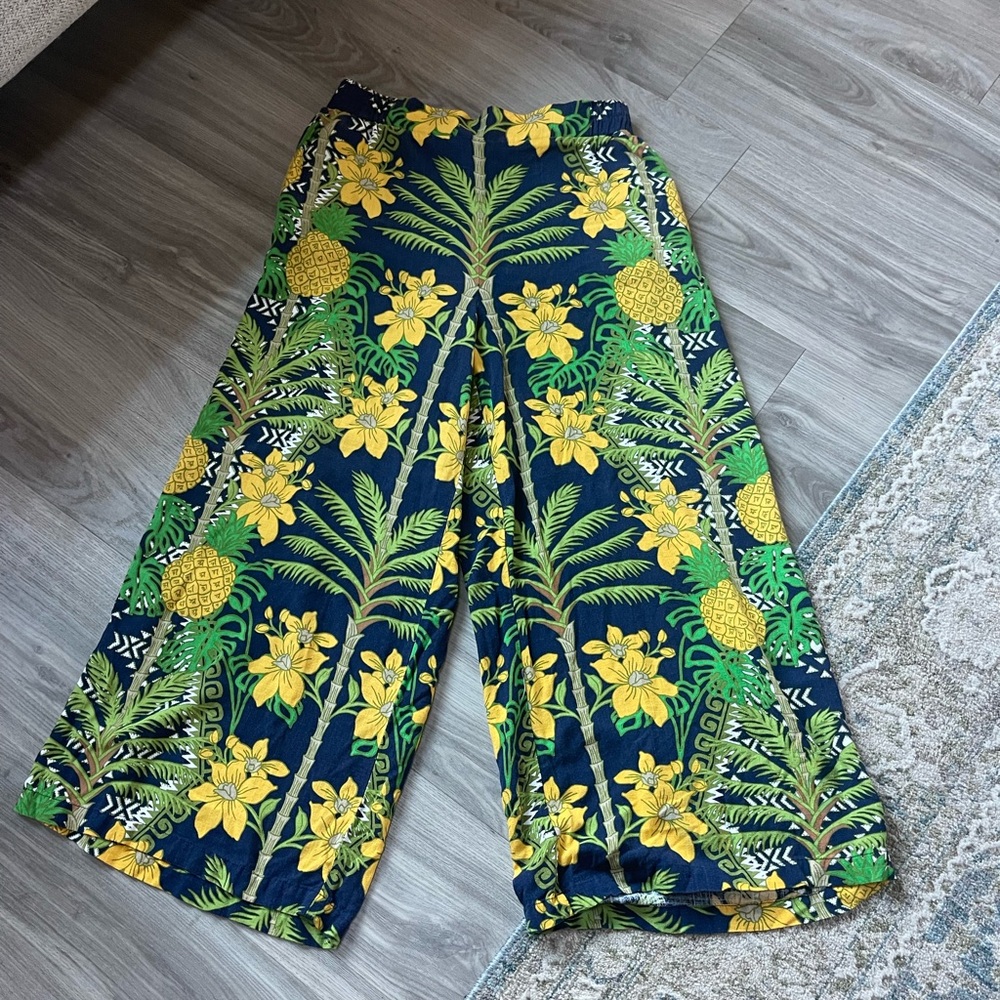 Women’s Tropical print pull on wide leg cropped pants. Size Medium